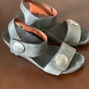Taos Sandals Gray Leather Size 6.5/37 Gently Used